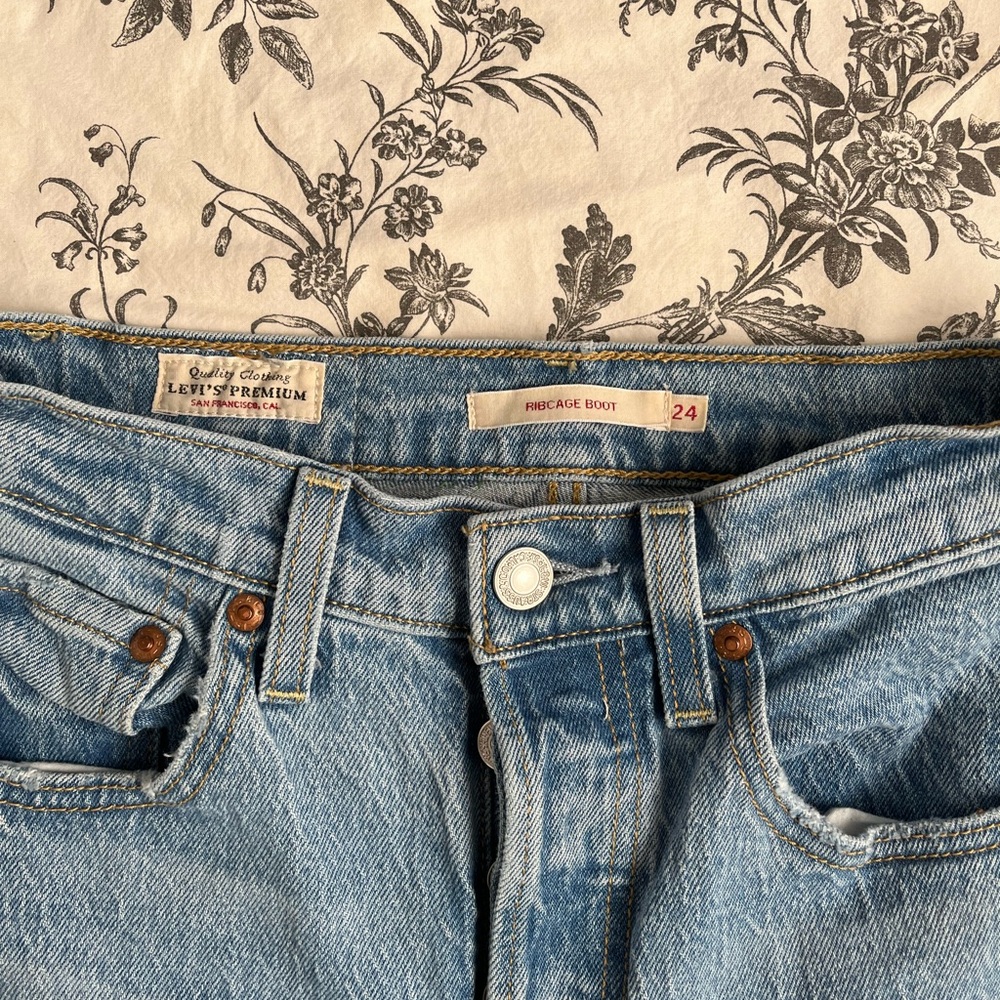 Levi's Ribcage Bootcut Jeans - Picture 2 of 9